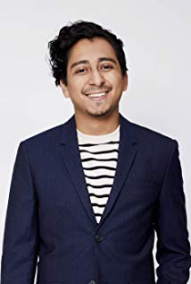 How tall is Tony Revolori?